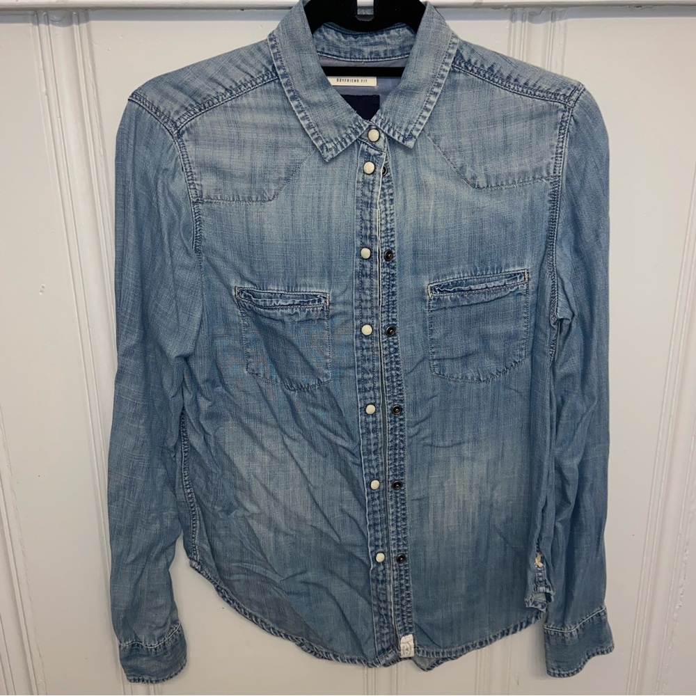 American Eagle women’s XS pearl snap Chambray denimblueWestern Buttondown Shirt